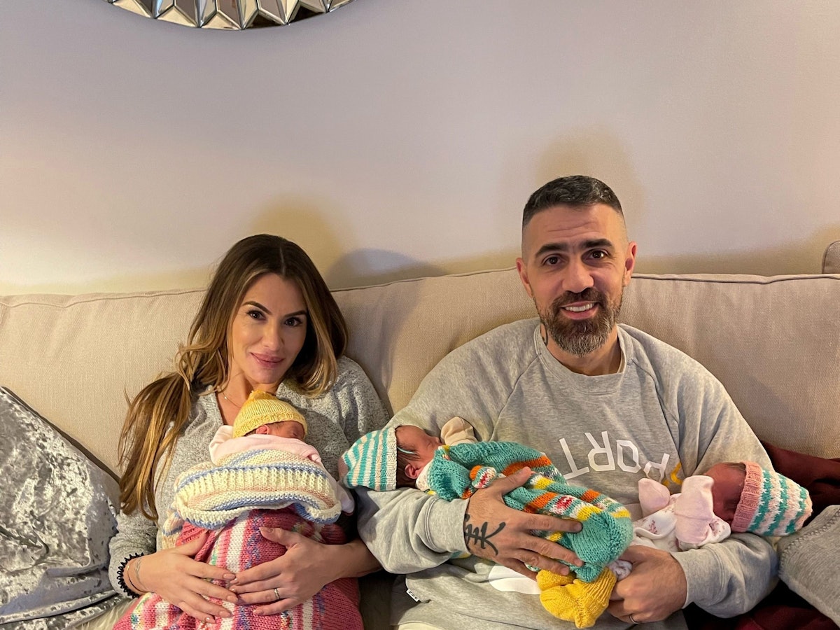 Knapp zwei Wochen nach der Geburt am 11. November 2021 zeigte sich Rapper Bushido auf einem ersten Familienfoto mit Ehefrau Anna-Maria Ferchichi und ihren neugeborenen Drillings-Mädchen.