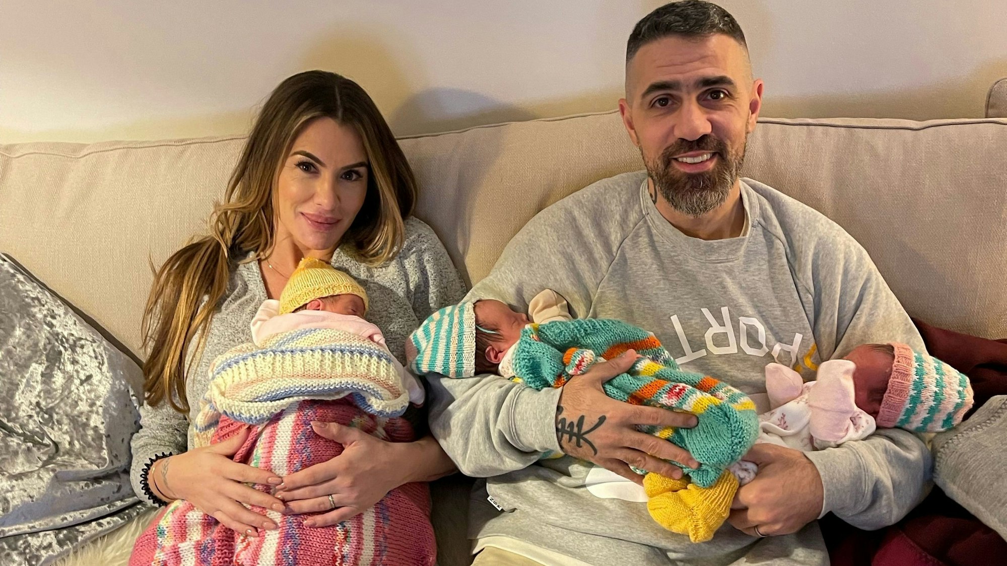 Knapp zwei Wochen nach der Geburt am 11. November 2021 zeigte sich Rapper Bushido auf einem ersten Familienfoto mit Ehefrau Anna-Maria Ferchichi und ihren neugeborenen Drillings-Mädchen.