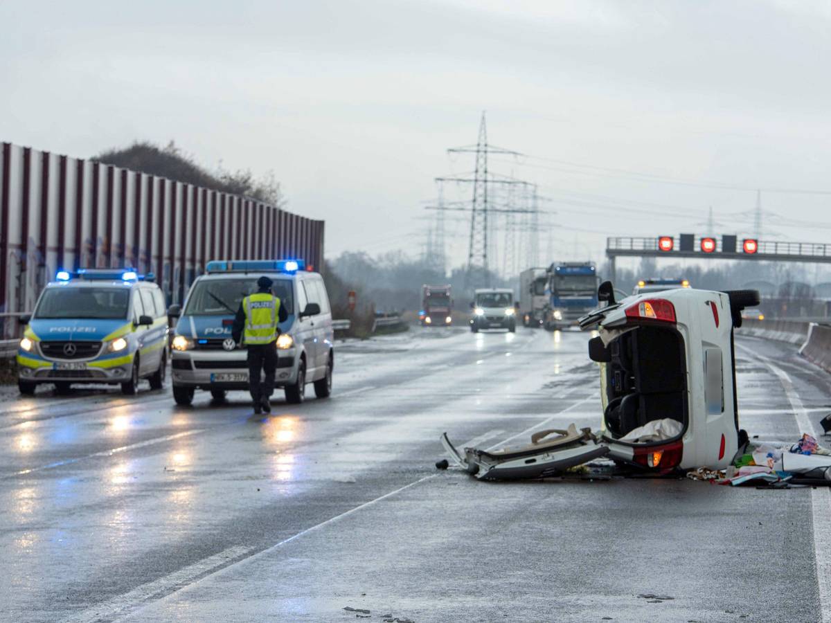 Ein Auto liegt auf der Autobahn 4 auf der Seite. Bei einem Unfall auf der Autobahn 4 bei Eschweiler-Weisweiler (Städteregion Aachen) ist am 28. November 2021 eine Frau ums Leben gekommen.