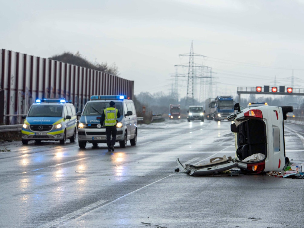 Ein Auto liegt auf der Autobahn 4 auf der Seite. Bei einem Unfall auf der Autobahn 4 bei Eschweiler-Weisweiler (Städteregion Aachen) ist am 28. November 2021 eine Frau ums Leben gekommen.