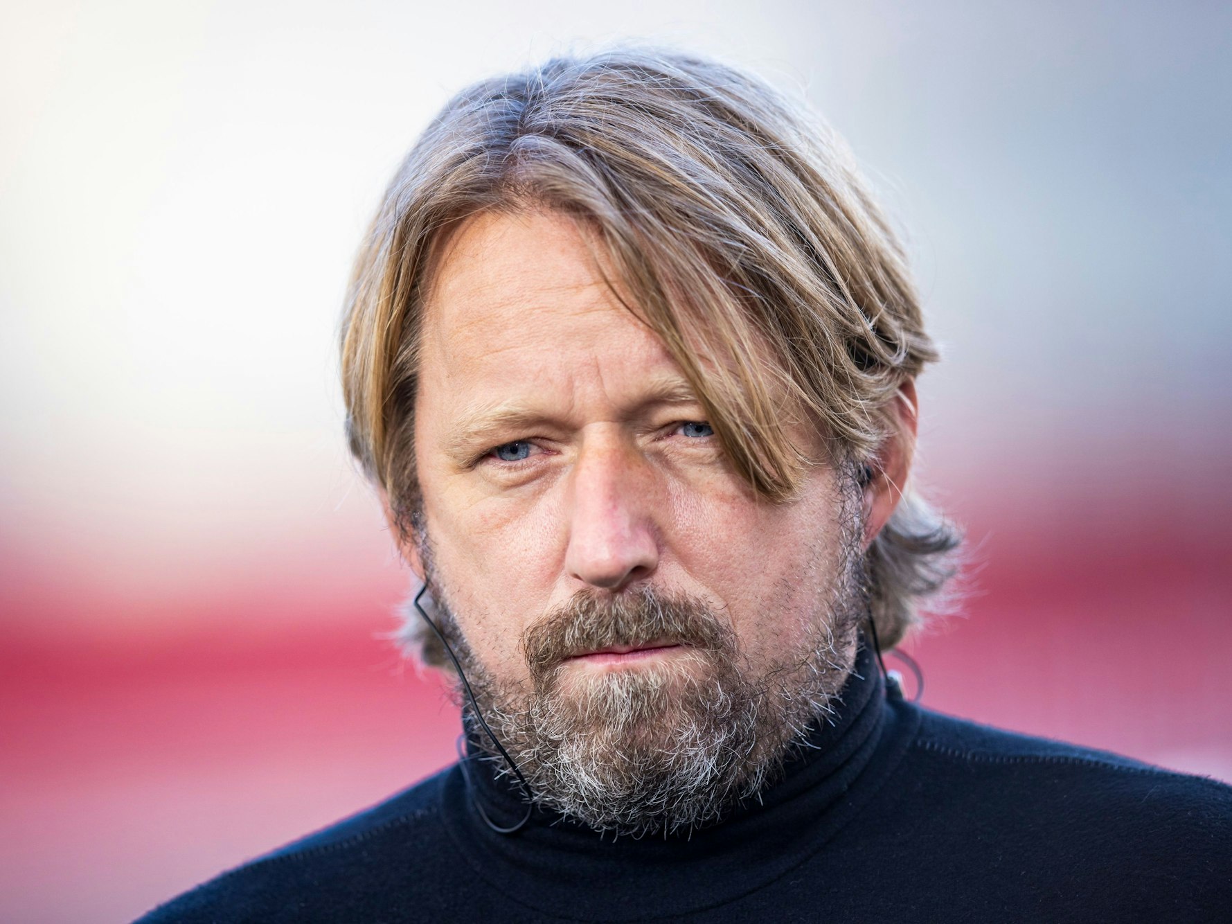 Stuttgarts ehemaliger Sportdirektor Sven Mislintat steht vor dem Spiel im Stadion.