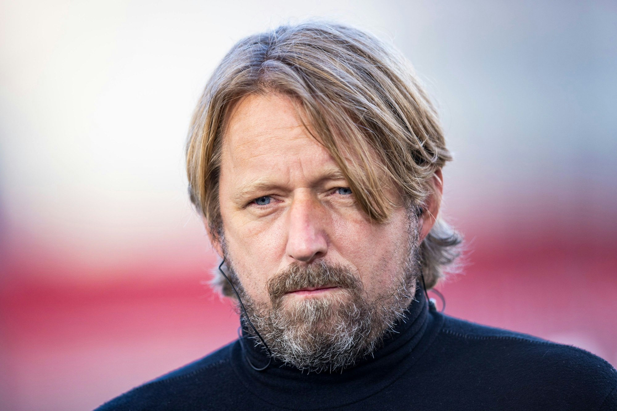 Stuttgarts Sportdirektor Sven Mislintat steht vor dem Spiel im Stadion.