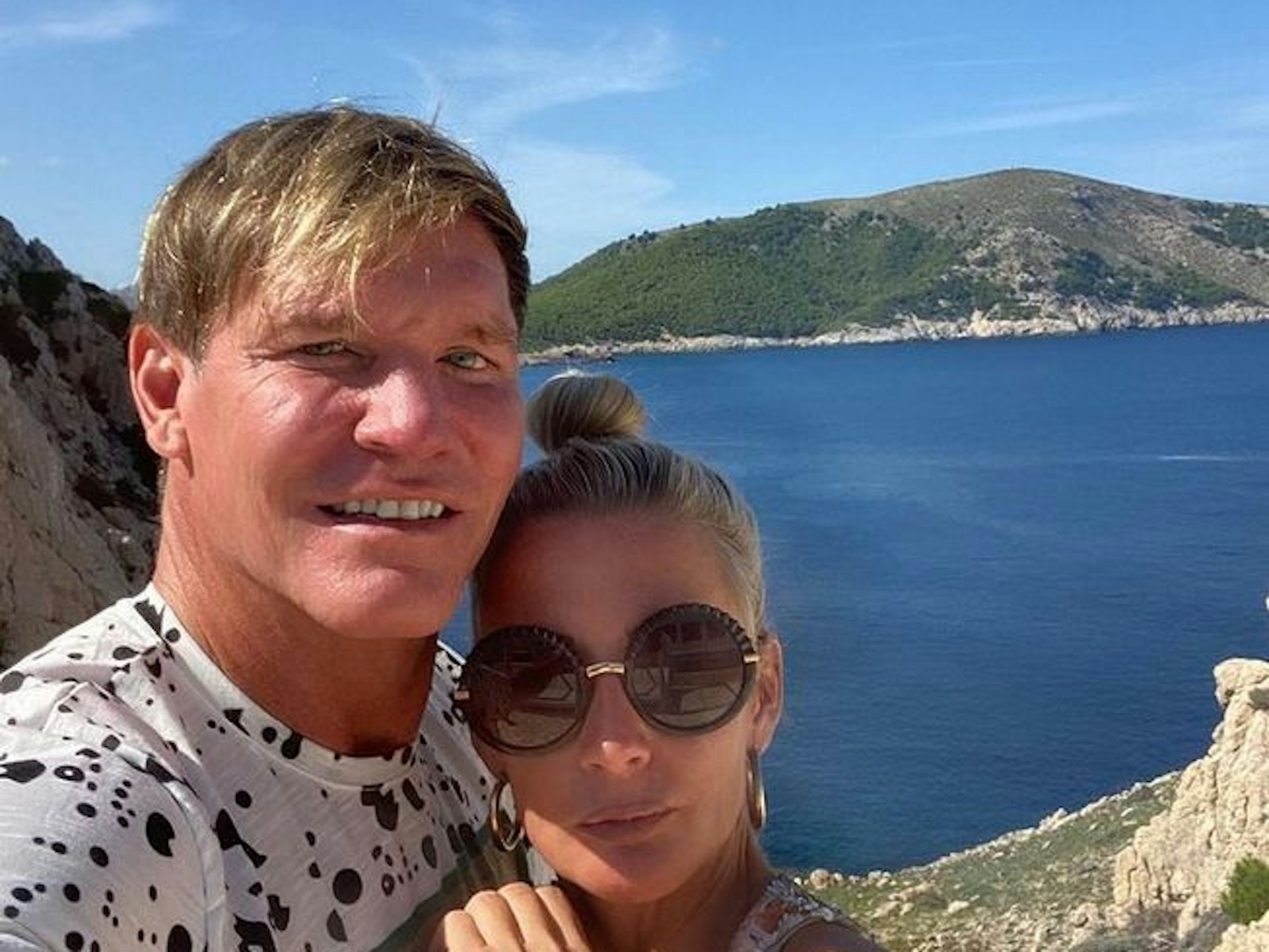 Das Foto zeigt Steff Jerkel und Peggy Lerofke an einer felsigen Küste vor dem Meer.