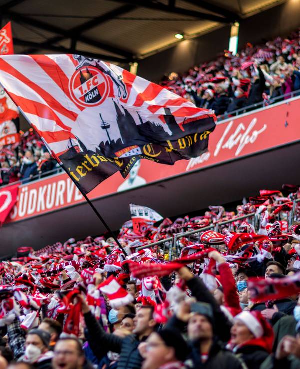 50.000 Fans besuchen das Bundesliga-Spiel 1. FC Köln gegen Borussia Mönchengladbach.