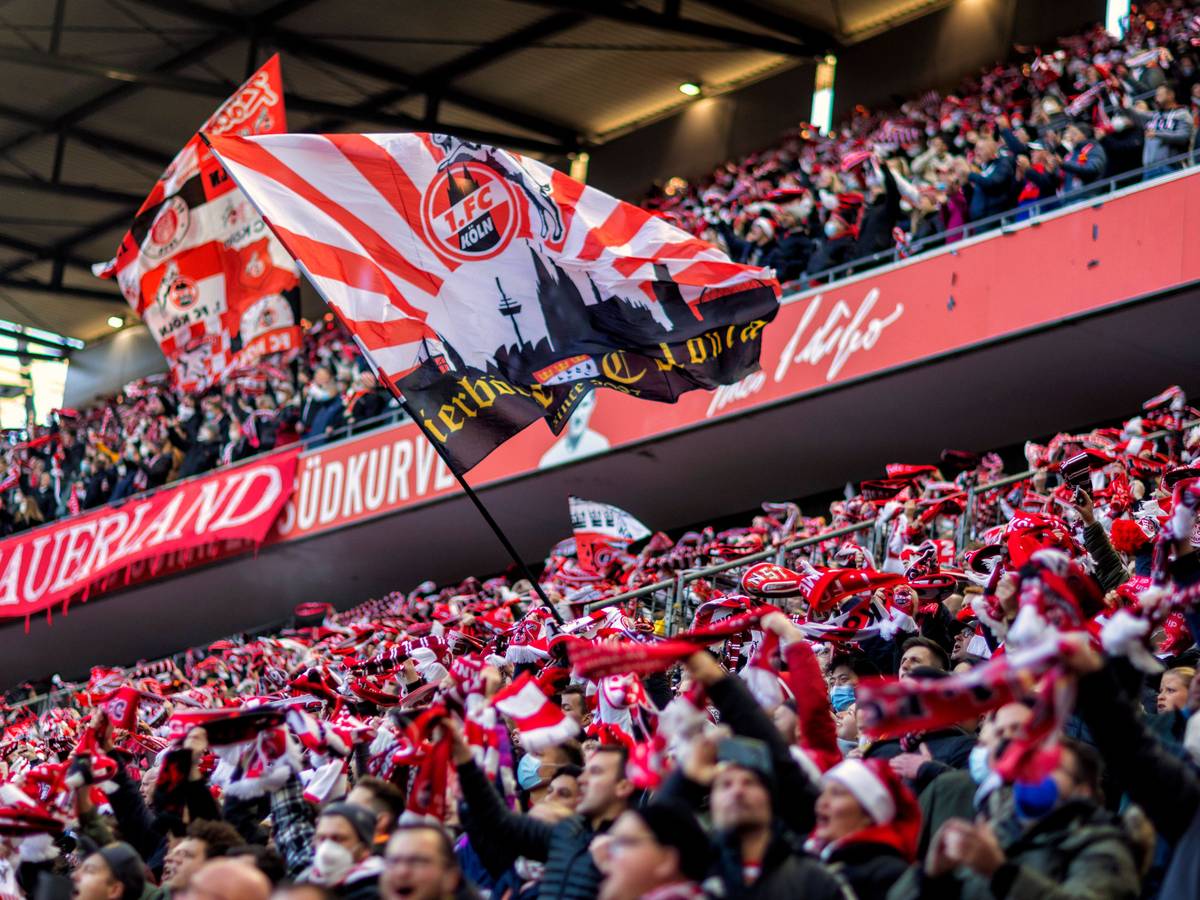 50.000 Fans besuchen das Bundesliga-Spiel 1. FC Köln gegen Borussia Mönchengladbach.
