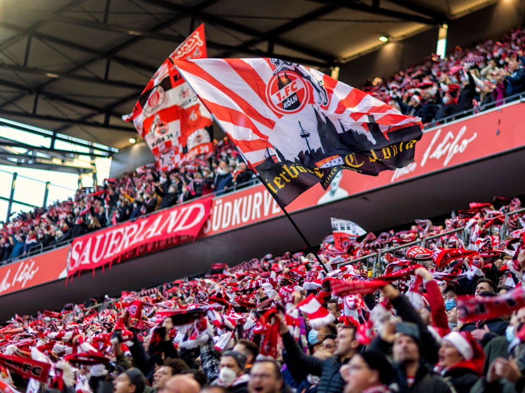 50.000 Fans besuchen das Bundesliga-Spiel 1. FC Köln gegen Borussia Mönchengladbach.