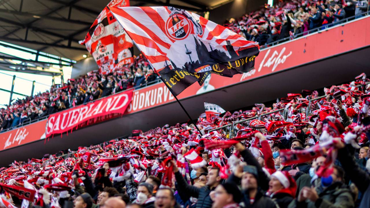 50.000 Fans besuchen das Bundesliga-Spiel 1. FC Köln gegen Borussia Mönchengladbach.