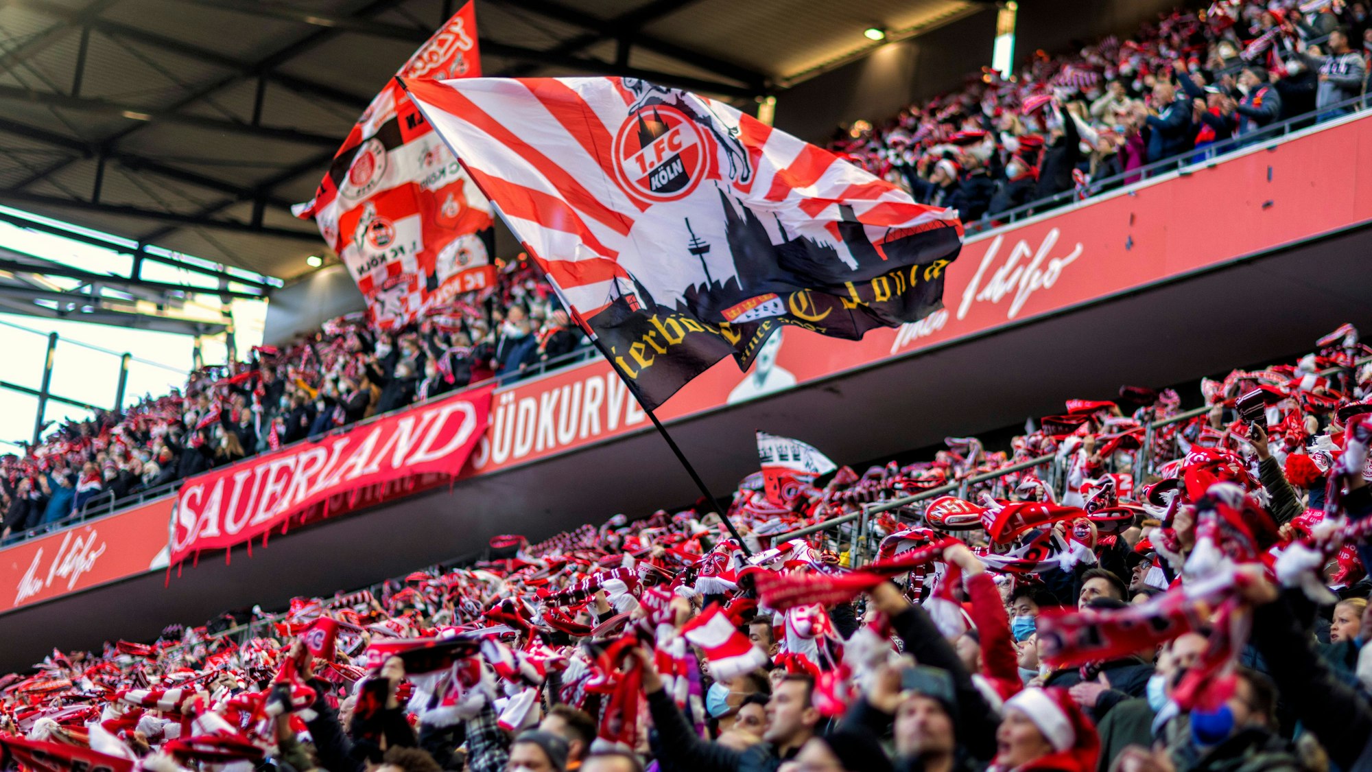 50.000 Fans besuchen das Bundesliga-Spiel 1. FC Köln gegen Borussia Mönchengladbach.