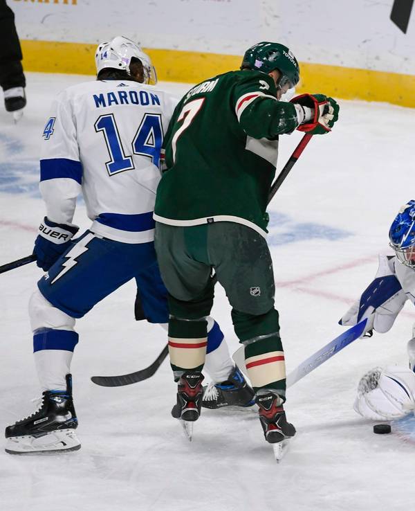 Nico Sturm wirbelt durch die Tampa Bay Verteidigung.
