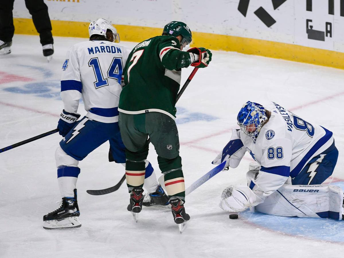 Nico Sturm wirbelt durch die Tampa Bay Verteidigung.