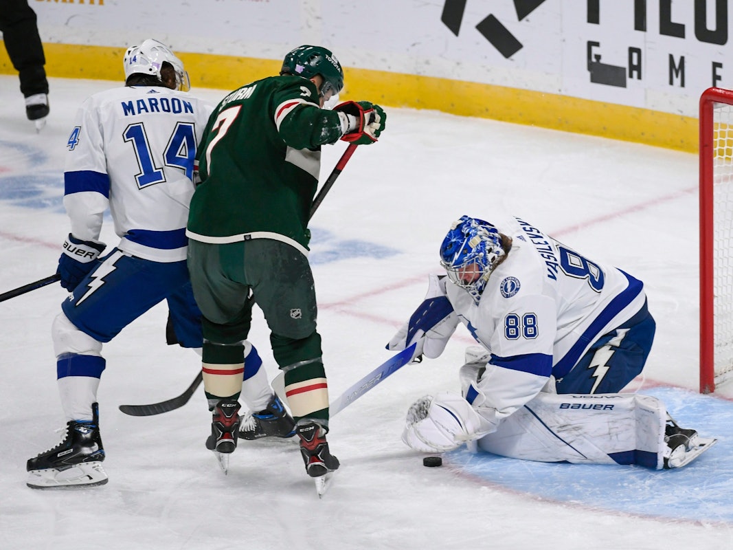 Nico Sturm wirbelt durch die Tampa Bay Verteidigung.