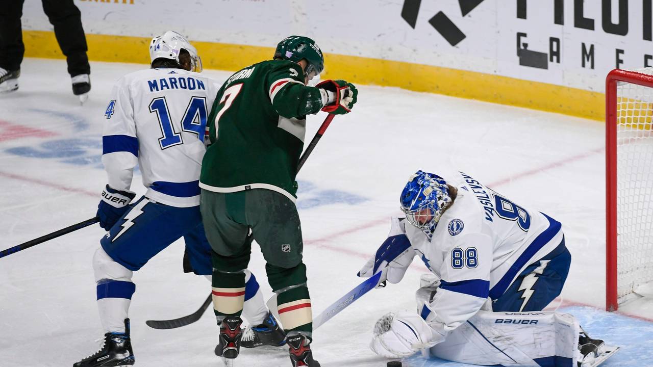 Nico Sturm wirbelt durch die Tampa Bay Verteidigung.