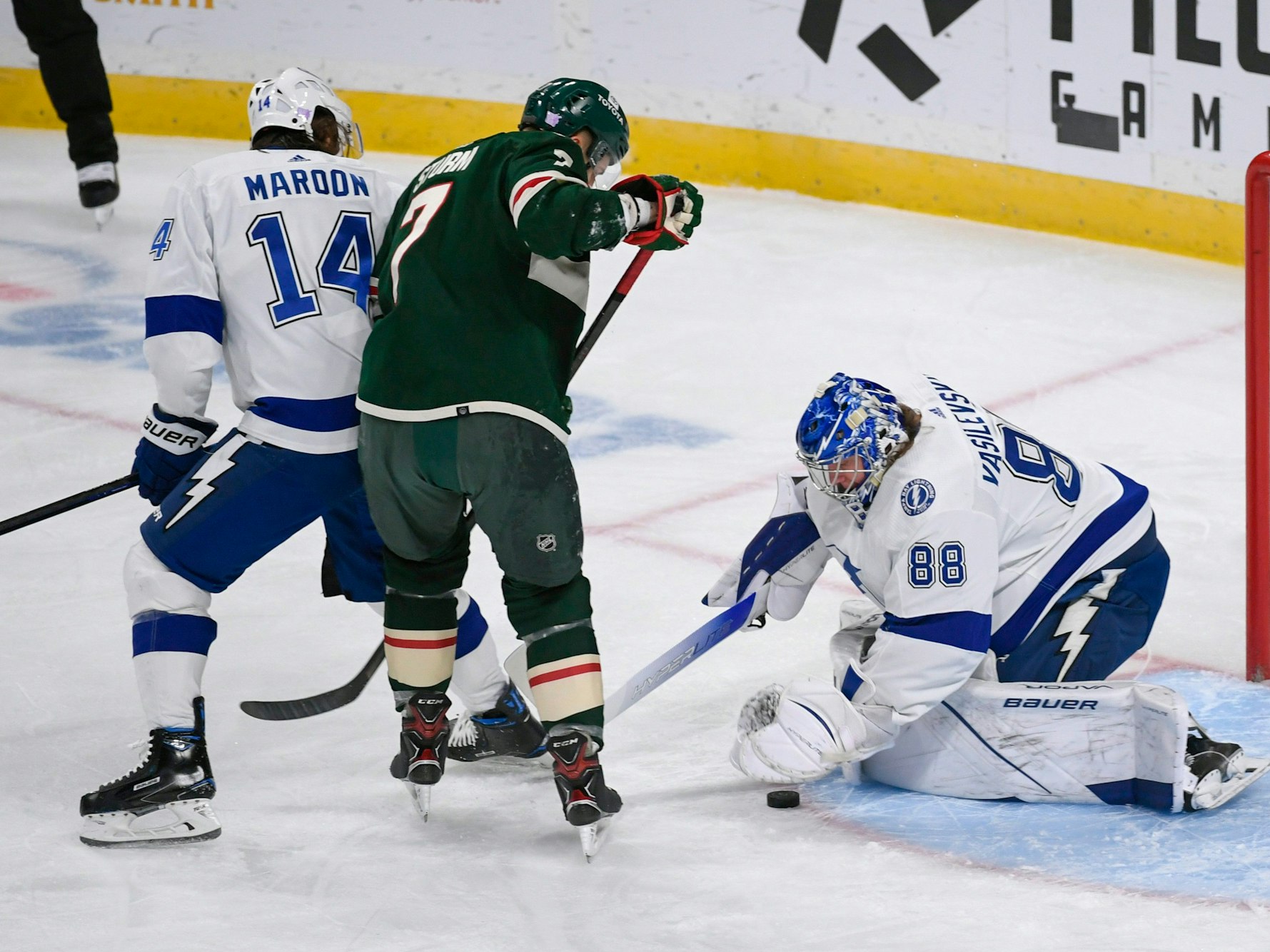 Nico Sturm wirbelt durch die Tampa Bay Verteidigung.