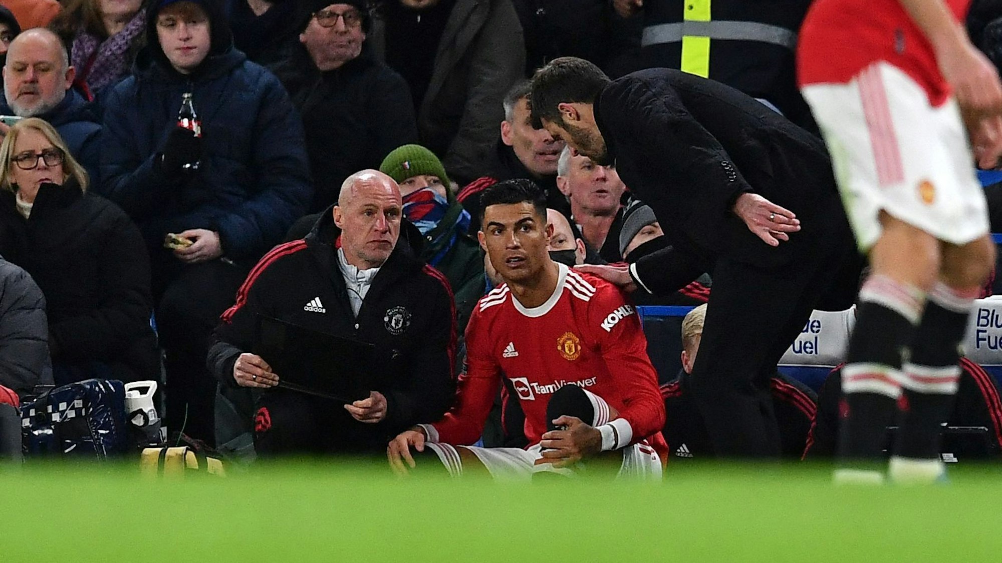 Cristiano Ronaldo sitzt bei Manchester United auf der Ersatzbank.