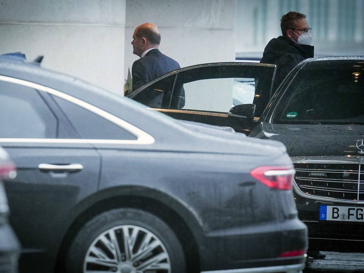 SPD-Kanzlerkandidat Olaf Scholz kommt beim Bund-Länder-Treffen zur Corona-Pandemie am Dienstag (30. November) im Bundeskanzleramt an.