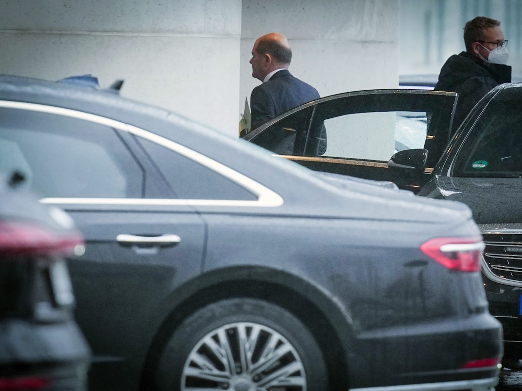 SPD-Kanzlerkandidat Olaf Scholz kommt beim Bund-Länder-Treffen zur Corona-Pandemie am Dienstag (30. November) im Bundeskanzleramt an.