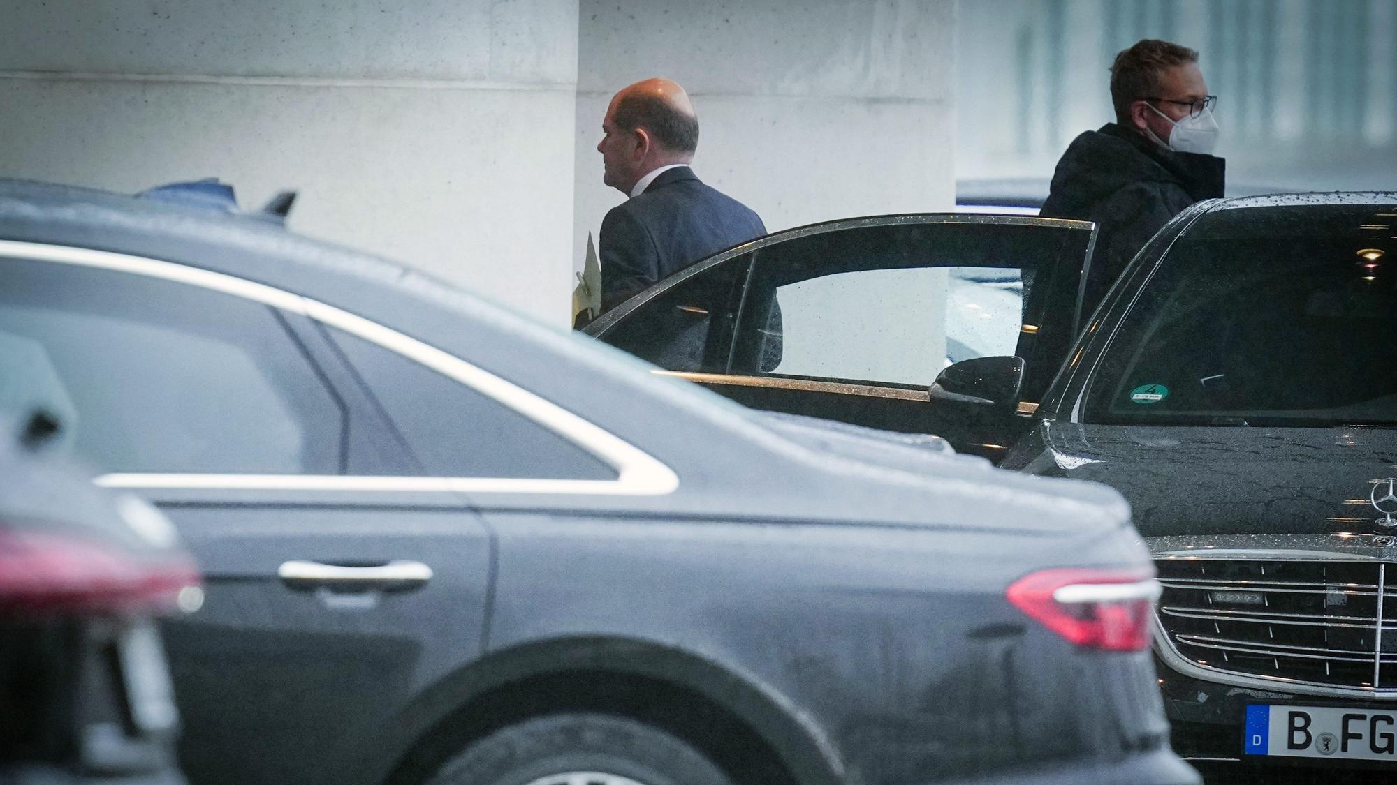 SPD-Kanzlerkandidat Olaf Scholz kommt beim Bund-Länder-Treffen zur Corona-Pandemie am Dienstag (30. November) im Bundeskanzleramt an.