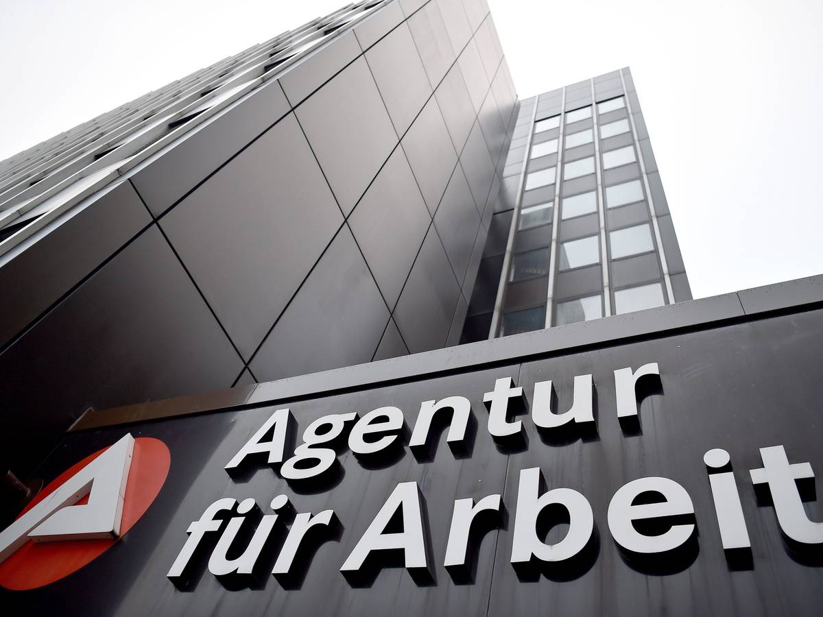 Das Signet der Bundesagentur für Arbeit hängt an der Zentrale der Agentur in Nordrhein-Westfalen.