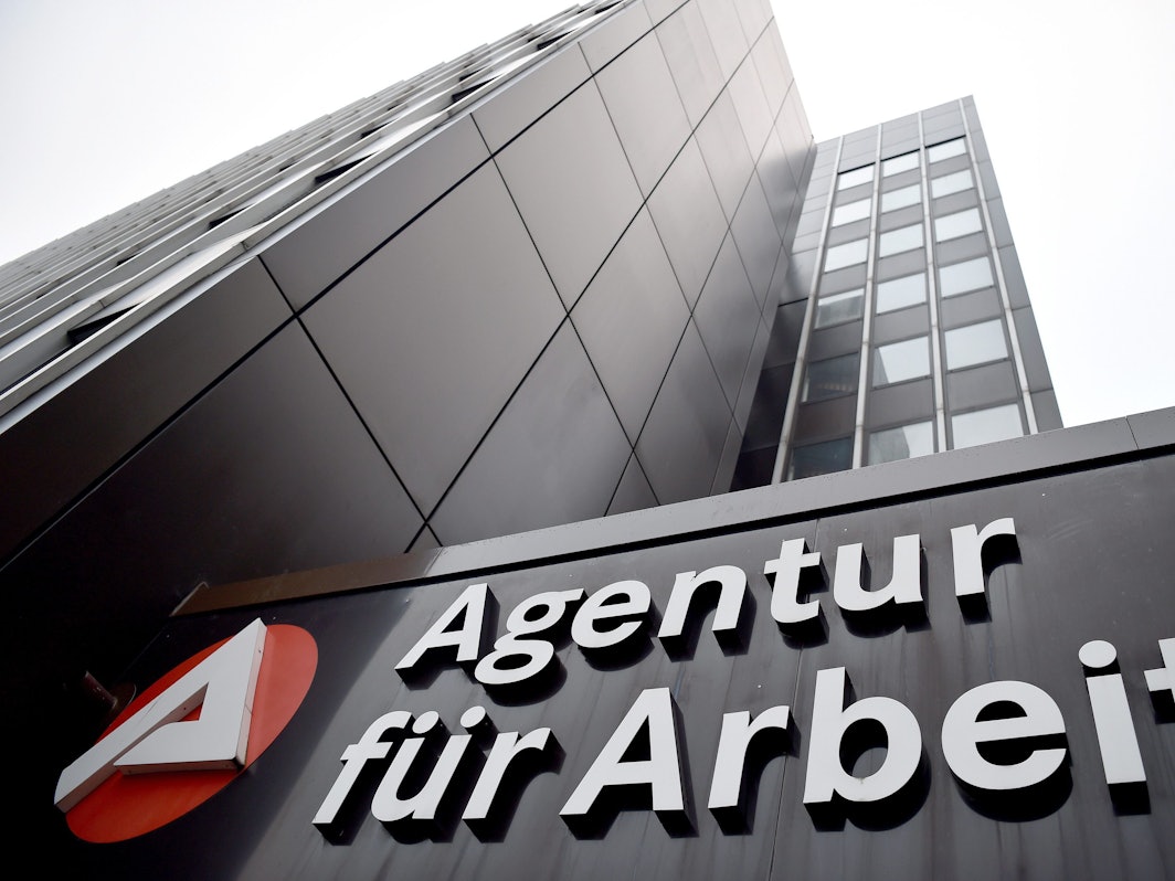 Das Signet der Bundesagentur für Arbeit hängt an der Zentrale der Agentur in Nordrhein-Westfalen.
