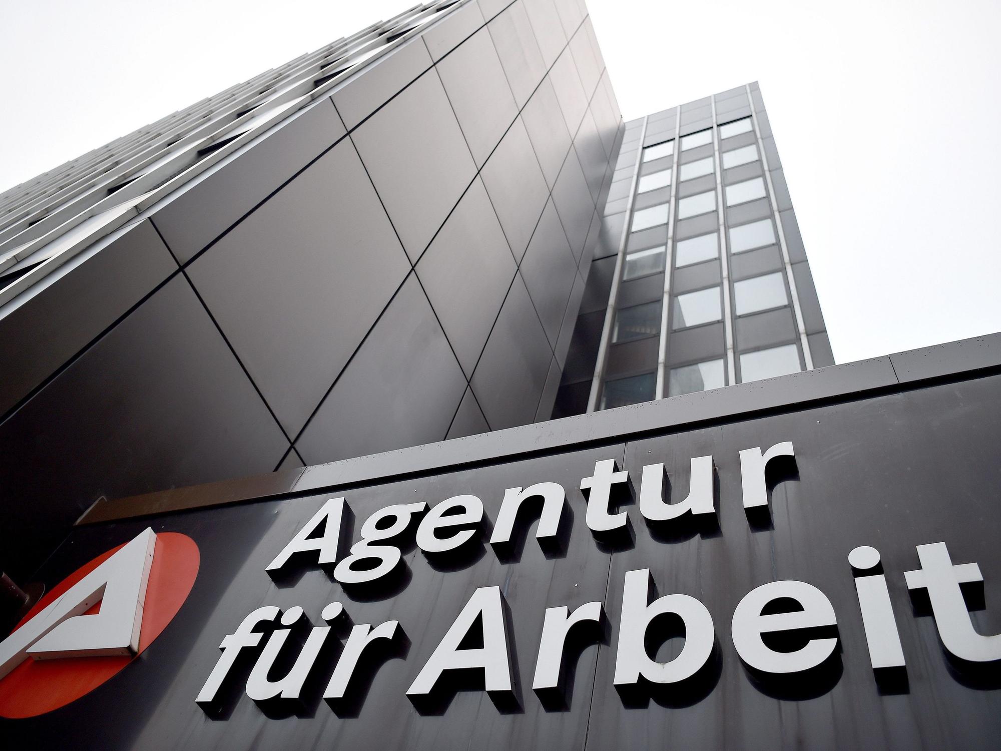 Das Signet der Bundesagentur für Arbeit hängt an der Zentrale der Agentur in Nordrhein-Westfalen.