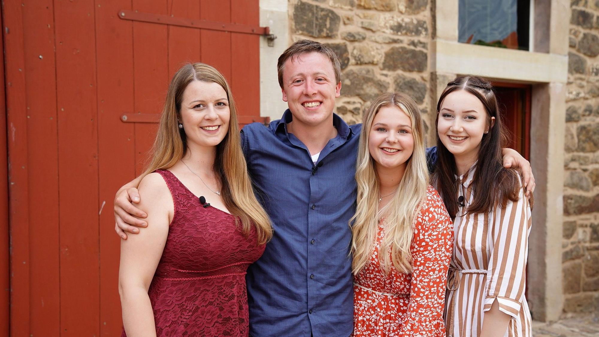 Schafhalter Dirk (24) aus Schleswig-Holstein lernt auf dem Scheuenfest Sakia (25, l.), Sophie (19) und Elisabeth (18, r.) kennen.