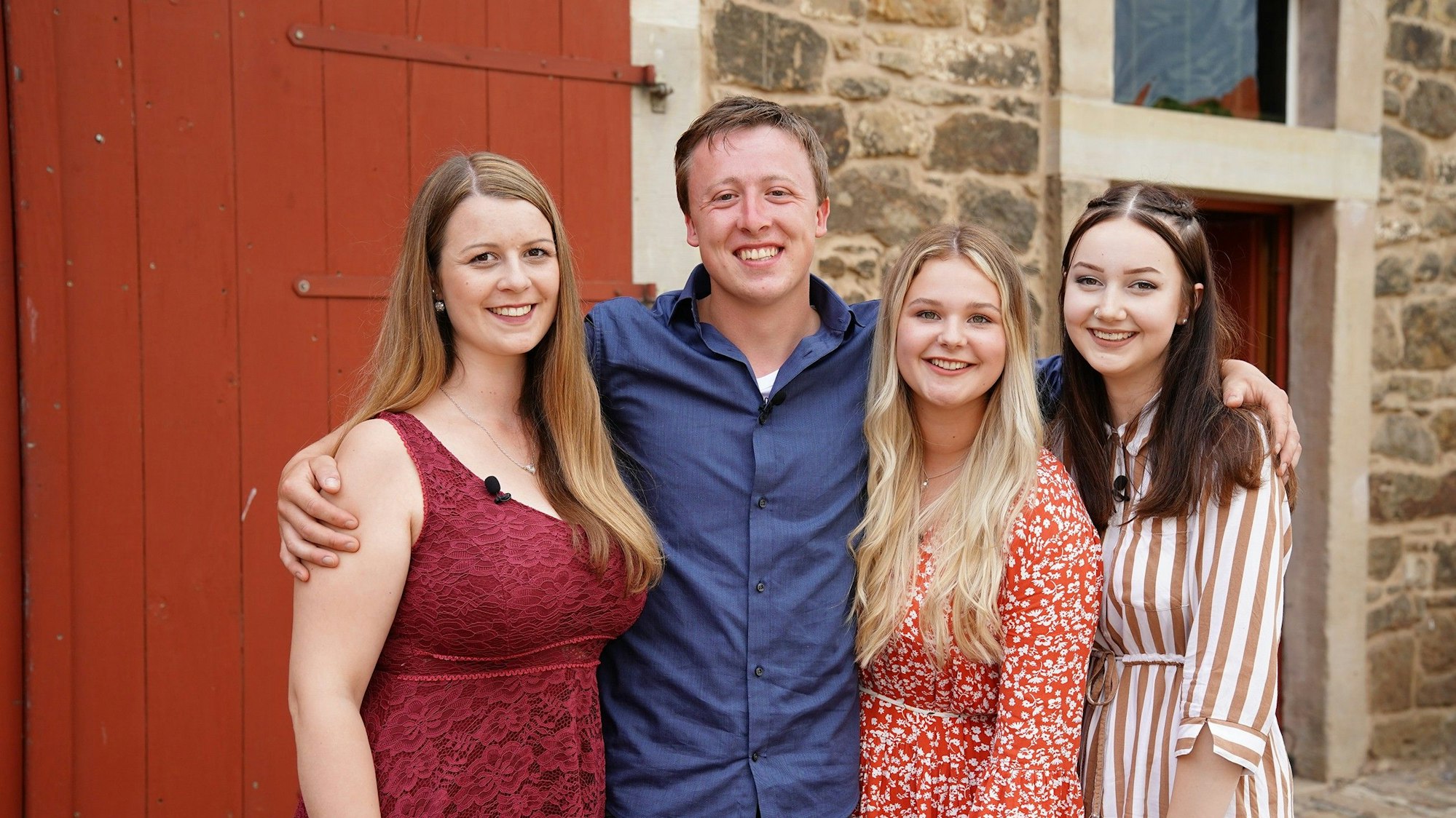 Schafhalter Dirk (24) aus Schleswig-Holstein lernt auf dem Scheuenfest Sakia (25, l.), Sophie (19) und Elisabeth (18, r.) kennen.