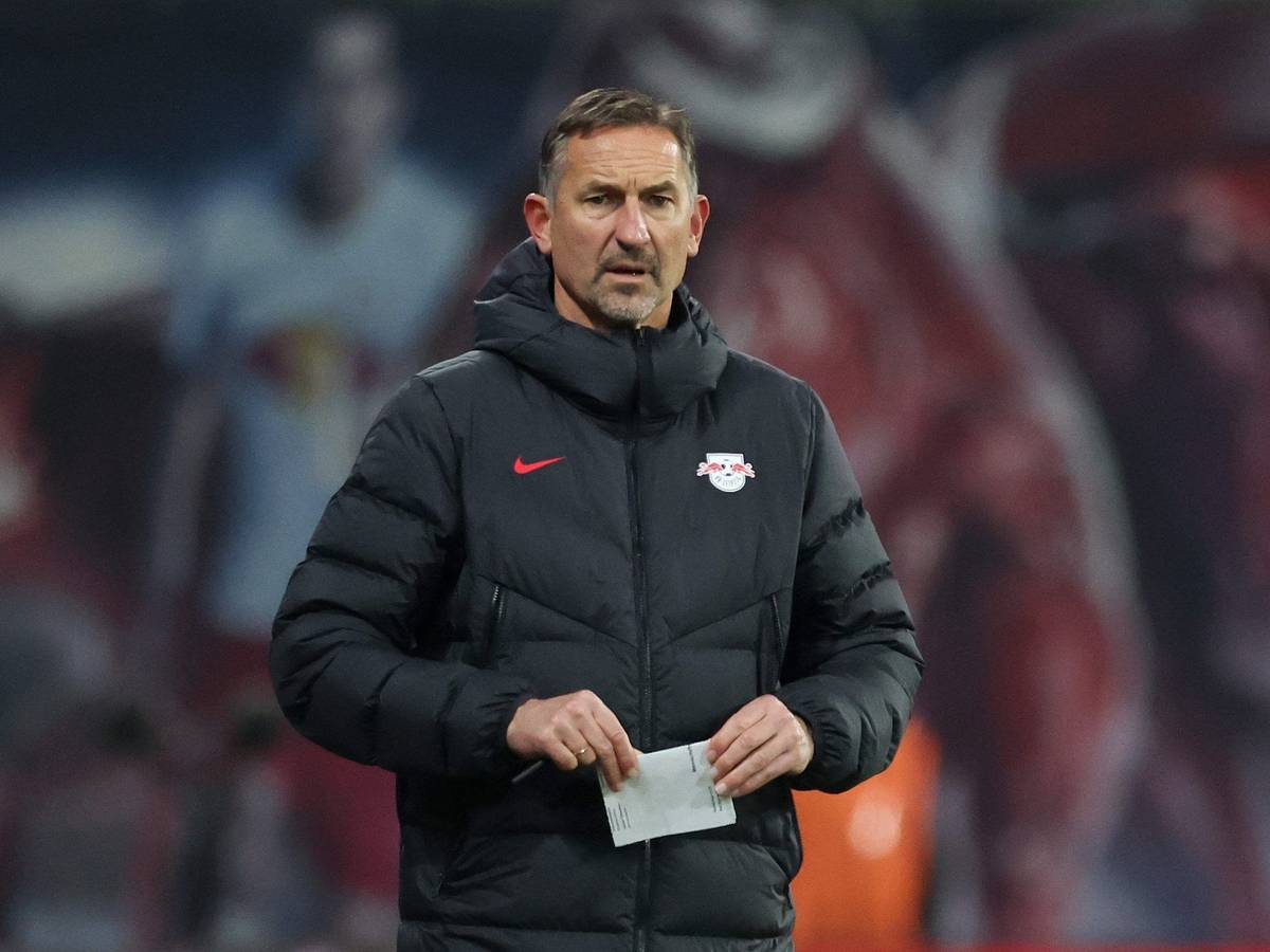 Leipzigs Co-Trainer Achim Beierlorzer an der Seitenlinie.