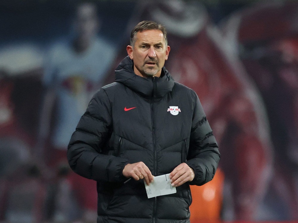 Leipzigs Co-Trainer Achim Beierlorzer an der Seitenlinie.