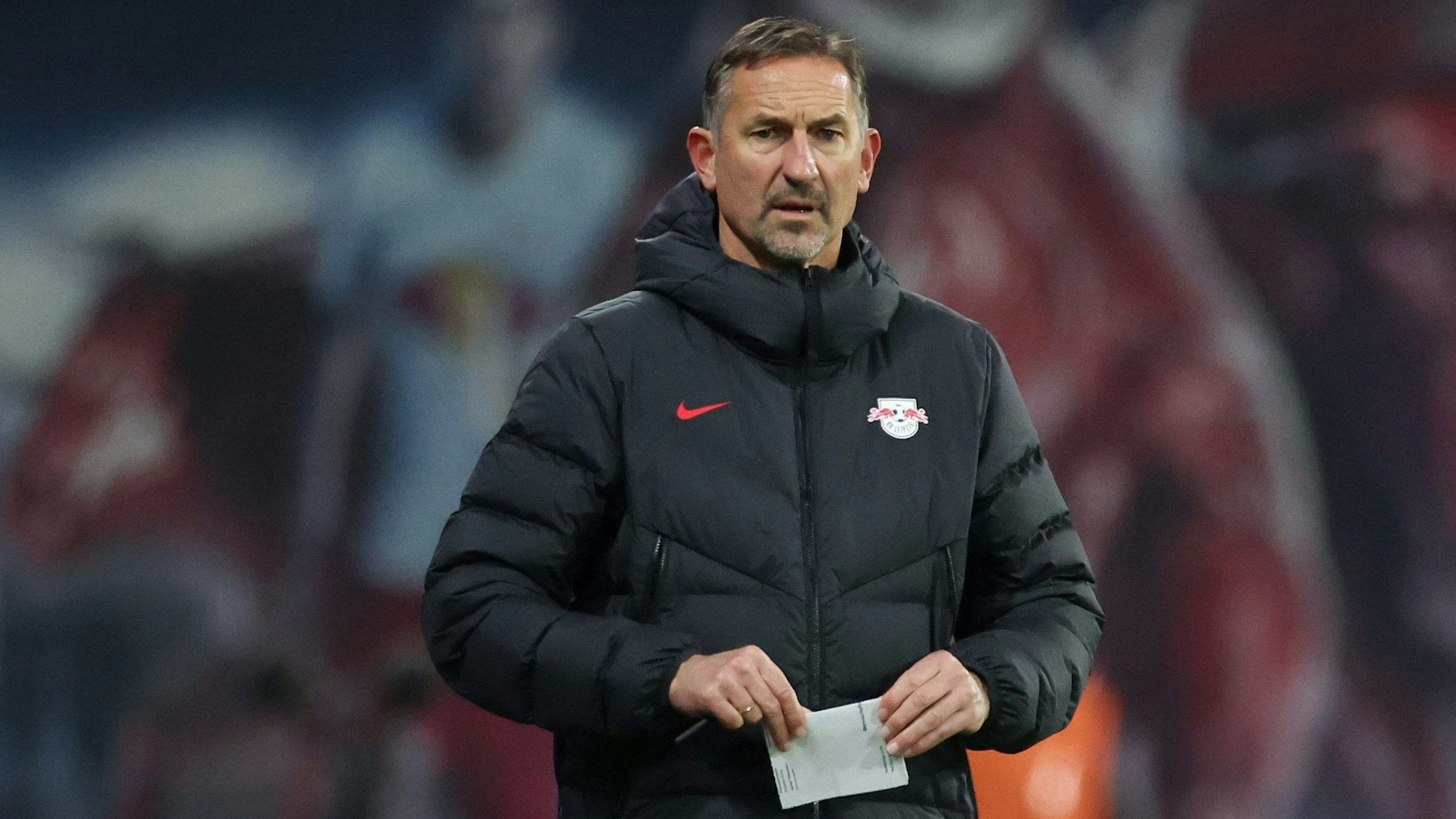 Leipzigs Co-Trainer Achim Beierlorzer an der Seitenlinie.