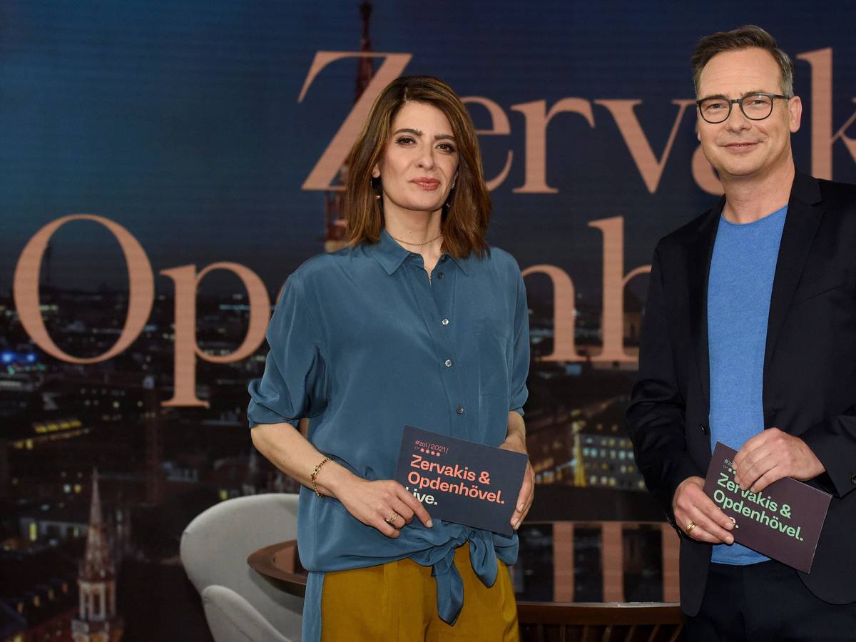 Die Moderatorin Linda Zervakis und der Moderator Matthias Opdenhövel stehen im Studio des neuen ProSieben-Journals „Zervakis & Opdenhövel. Live.“