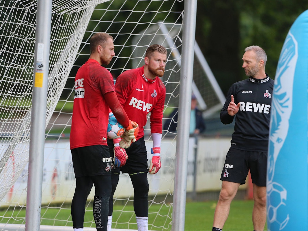 Wohin geht der Fingerzeig im Torhüter-Duell? Die beiden Konkurrenten Marvin Schwäbe (links) und der aktuell verletzte Timo Horn (Mitte) im Training mit ihrem Torwart-Trainer Uwe Gospodarek am 16. September 2021 in Köln.