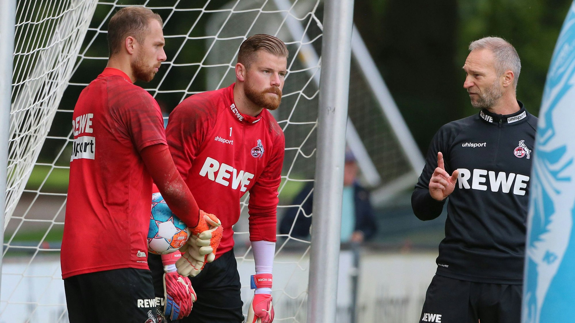 Wohin geht der Fingerzeig im Torhüter-Duell? Die beiden Konkurrenten Marvin Schwäbe (links) und der aktuell verletzte Timo Horn (Mitte) im Training mit ihrem Torwart-Trainer Uwe Gospodarek am 16. September 2021 in Köln.