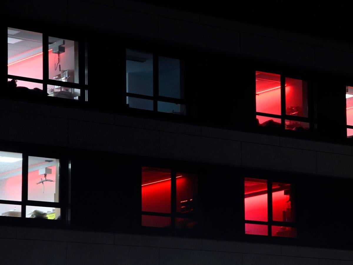 Zum Schichtwechsel des Personals ist die Zimmerbeleuchtung in der Intensivstation des RoMed-Klinikums Rosenheim für kurze Zeit auf die Farbe Rot eingestellt.