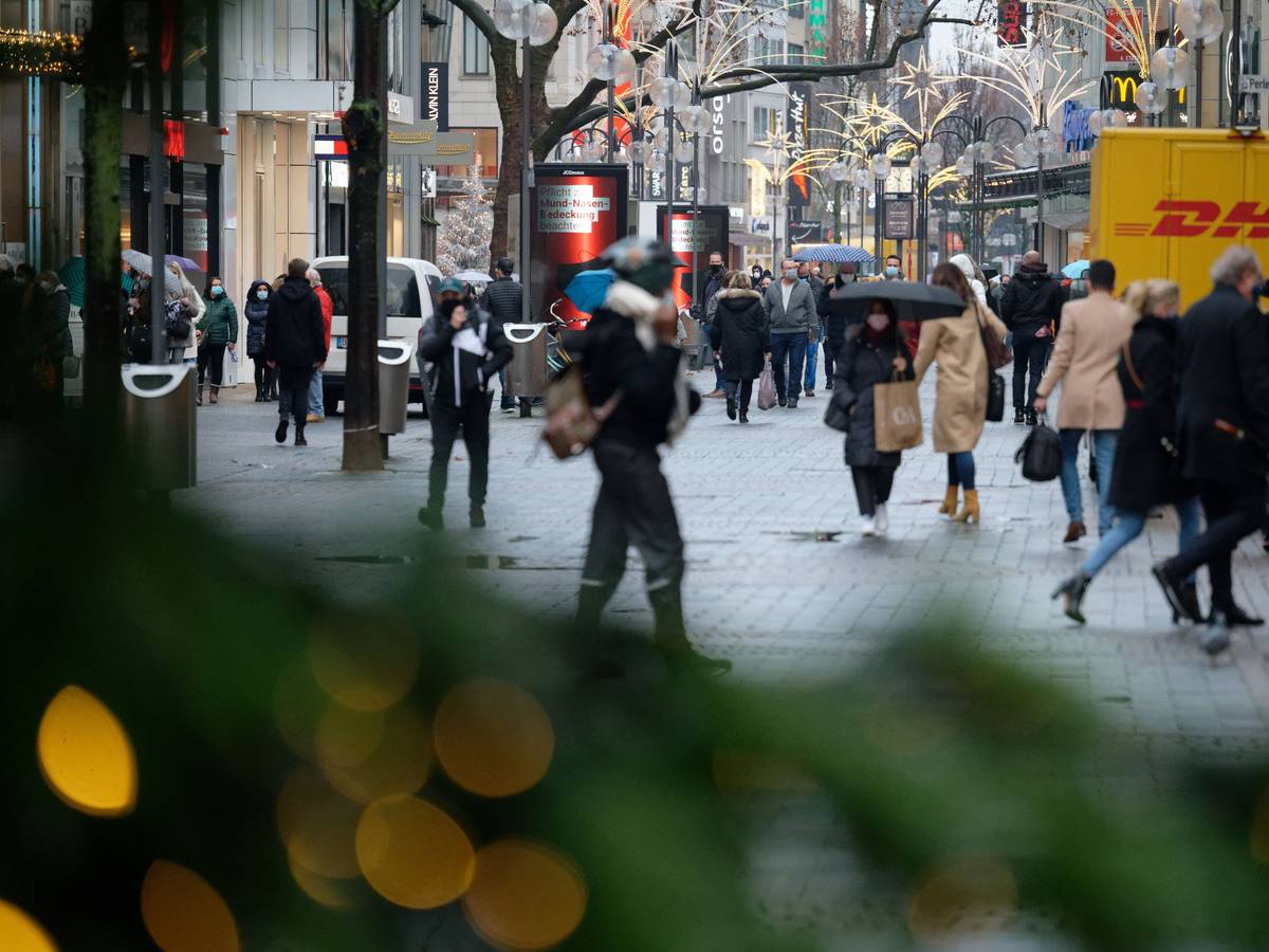 Einkaufende gehen auf der Einkaufsstraße Schildergasse in der Kölner Innenstadt.