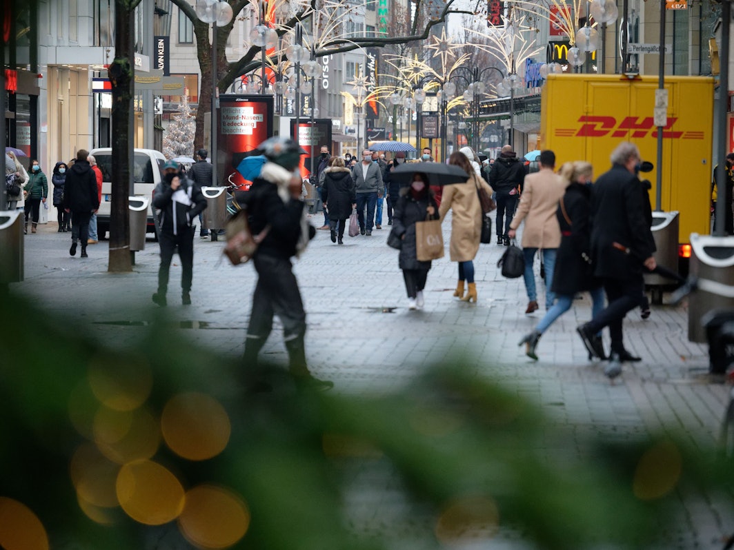 Einkaufende gehen auf der Einkaufsstraße Schildergasse in der Kölner Innenstadt.