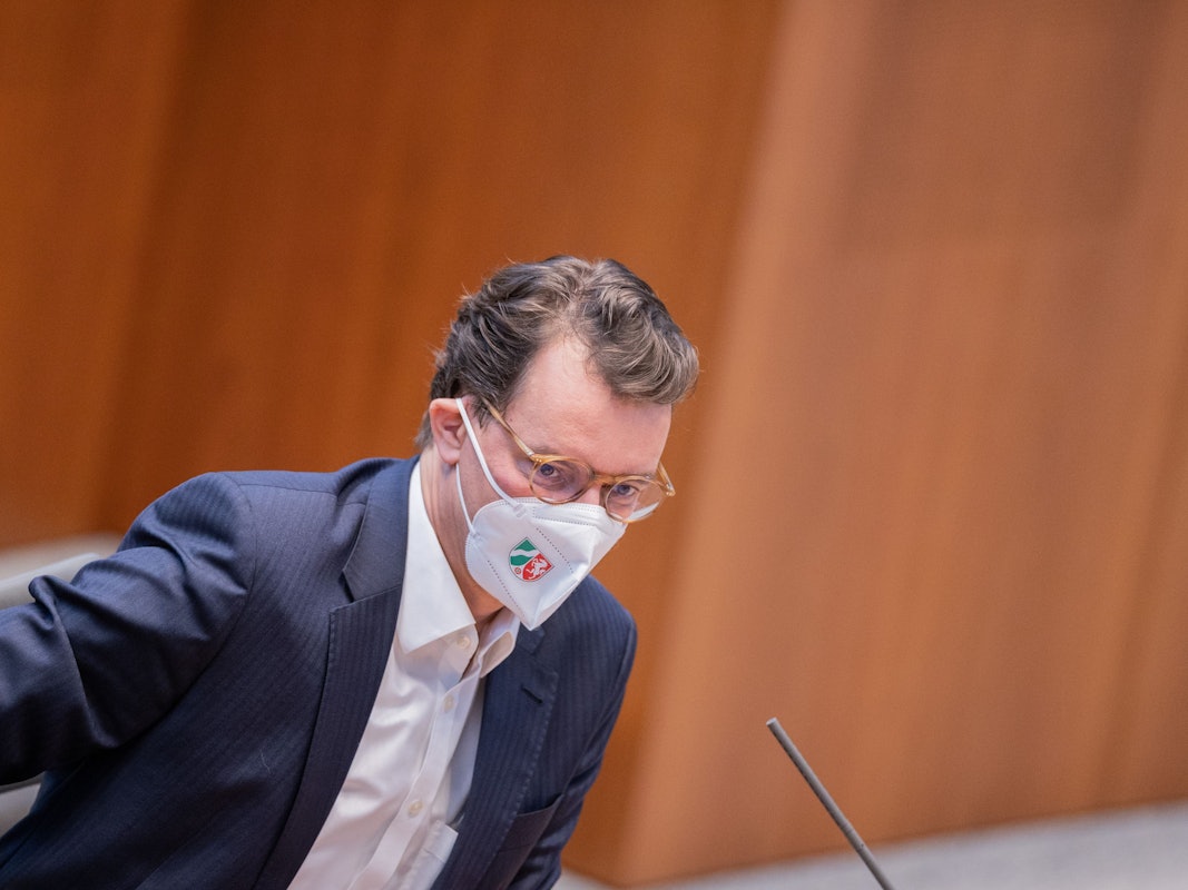 Hendrik Wüst, NRW-Ministerpräsident, sitzt am 24.11.2021 im Landtag von NRW in Düsseldorf.