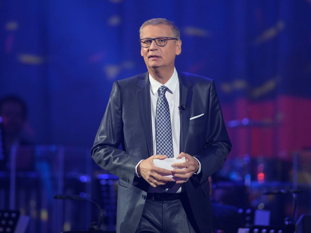 Moderator Günther Jauch moderiert im Oktober 2020 in der Metropolis-Halle beim Festakt zum 30. Jahrestag der Deutschen Einheit auf der Bühne eine Talkrunde.
