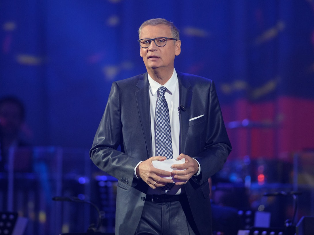 Moderator Günther Jauch moderiert im Oktober 2020 in der Metropolis-Halle beim Festakt zum 30. Jahrestag der Deutschen Einheit auf der Bühne eine Talkrunde.