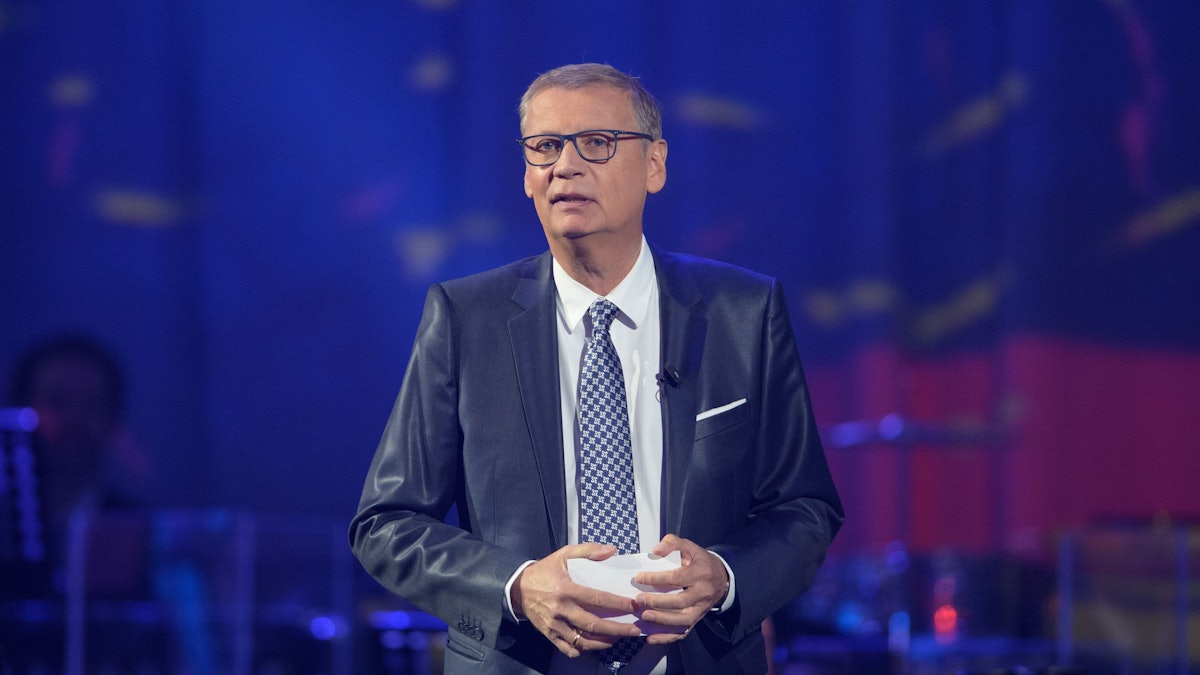 Moderator Günther Jauch moderiert im Oktober 2020 in der Metropolis-Halle beim Festakt zum 30. Jahrestag der Deutschen Einheit auf der Bühne eine Talkrunde.