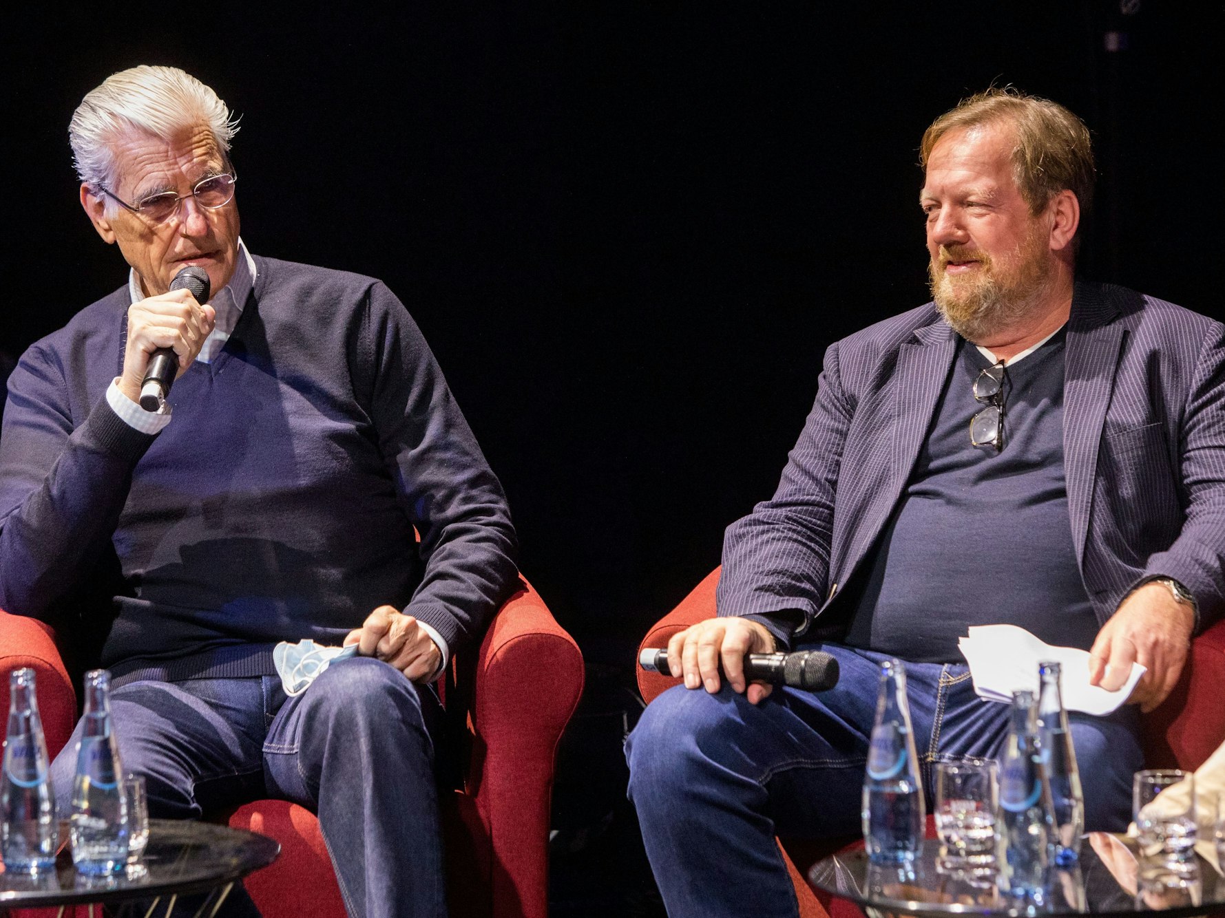 Sky du Mont und Ralf Kokemüller sitzen auf dem Podium.