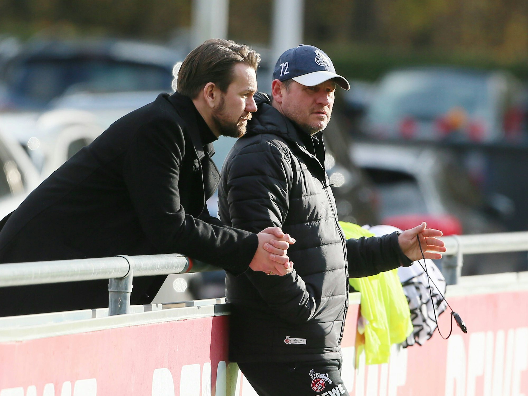 Wie geht es weiter auf der Torwart-Position? Eine Frage, die auch Steffen Baumgart (rechts) und Thomas Kessler (links) irgendwann beantworten müssen - ein Gespräch der beiden am Geißbockheim.