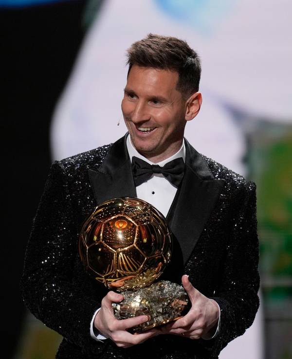 Lionel Messi von Paris Saint-Germain reagiert nach dem Gewinn der Ballon d'Or-Trophäe 2021