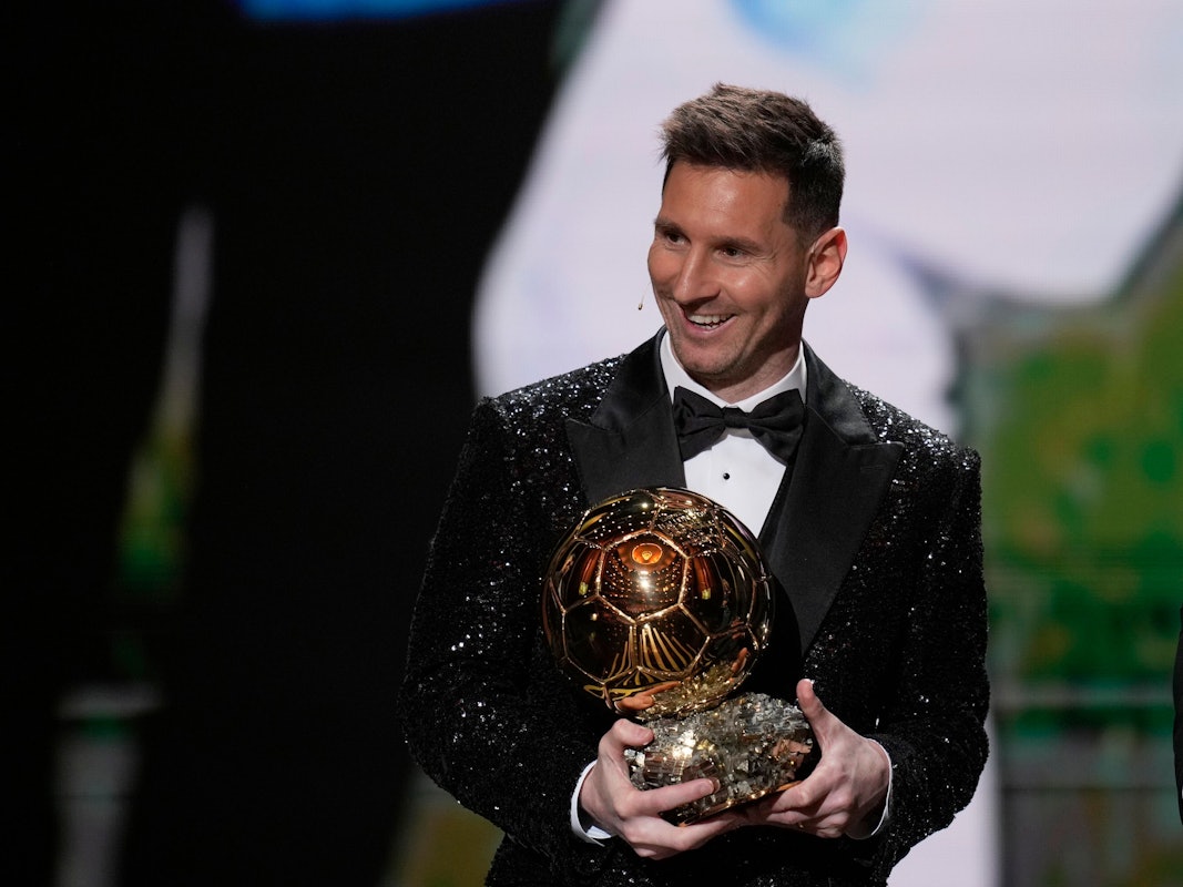 Lionel Messi von Paris Saint-Germain reagiert nach dem Gewinn der Ballon d'Or-Trophäe 2021