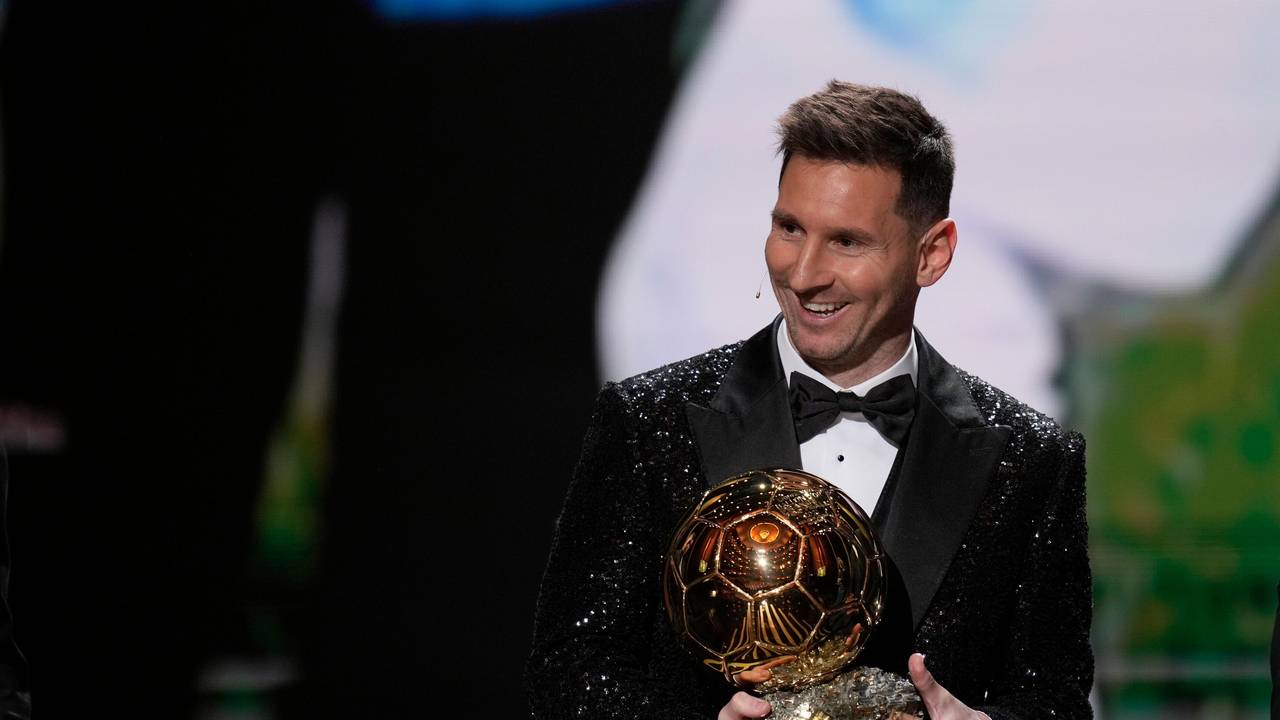 Lionel Messi von Paris Saint-Germain reagiert nach dem Gewinn der Ballon d'Or-Trophäe 2021