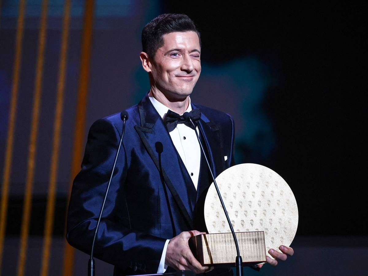 Robert Lewandowski steht auf der Bühne bei der Ballon d'Or-Gala.