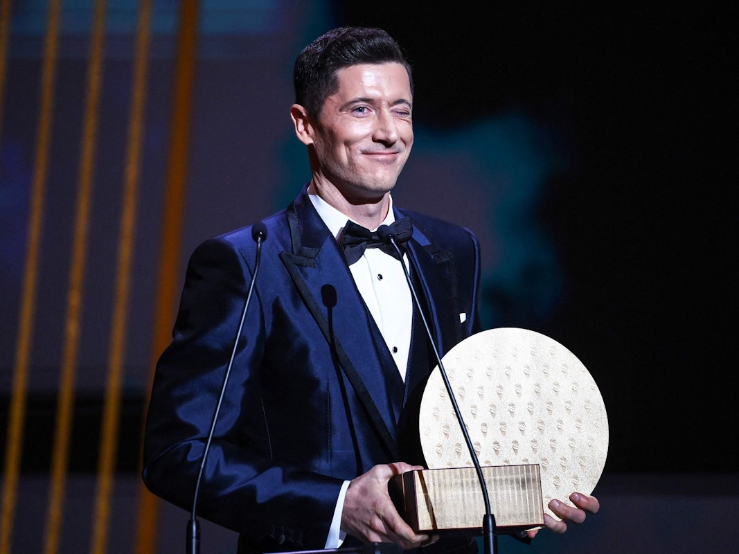 Robert Lewandowski steht auf der Bühne bei der Ballon d'Or-Gala.