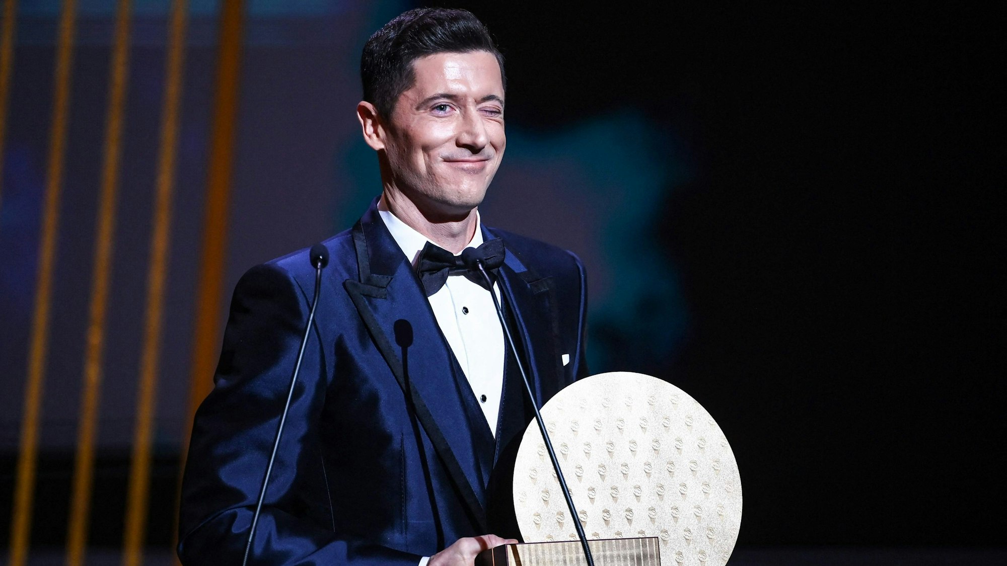 Robert Lewandowski steht auf der Bühne bei der Ballon d'Or-Gala.