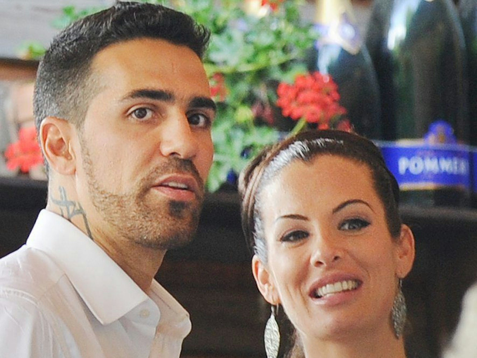 Bushido und seine Frau Anna-Maria feiern nach ihrer Hochzeit in der Fischerhütte.