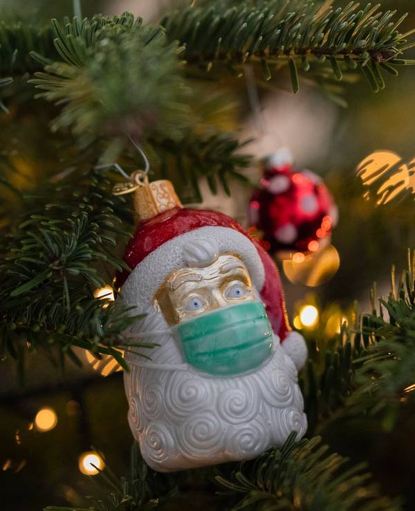 Auf dem Symbolfoto sieht man Weihnachtsschmuck an einem Weihnachtsbaum hängen.