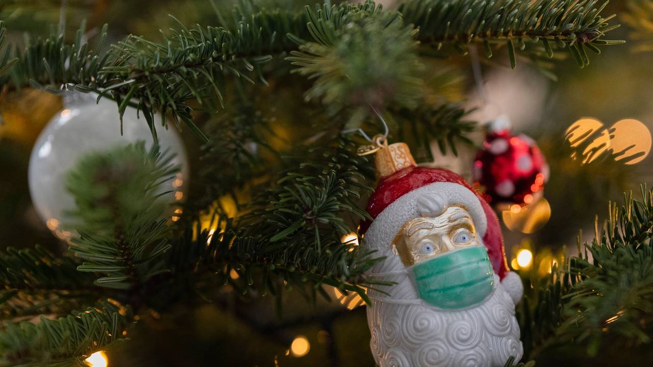 Auf dem Symbolfoto sieht man Weihnachtsschmuck an einem Weihnachtsbaum hängen.